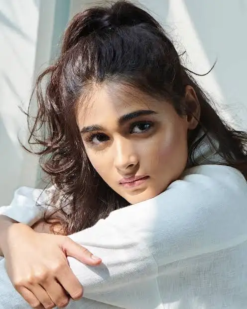 Shalini Pandey Biography: Parents, Age, Movie list, Net Worth, Instagram, Siblings, Height