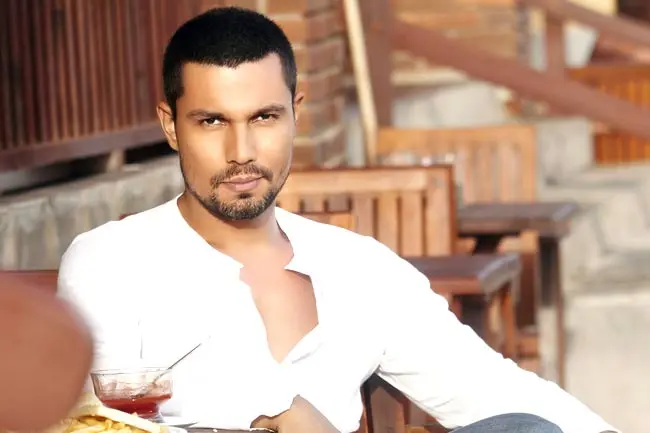 Randeep Hooda Biography: Movies, Age, Net Worth, Wikipedia, Height, Parents, Wife, Children