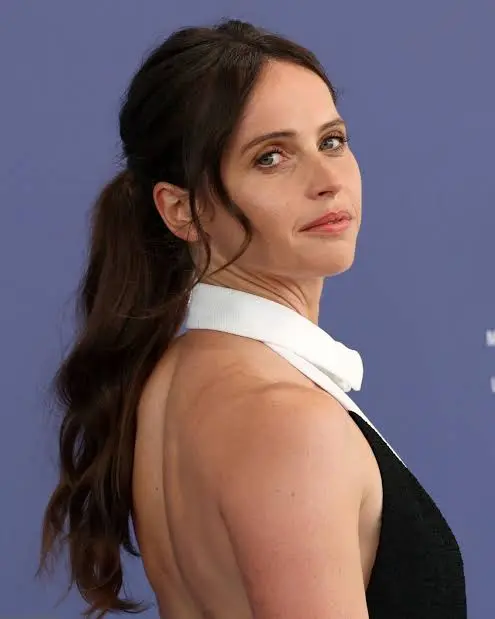 Felicity Jones Biography: Awards, Movies, TV Shows, Age, Net Worth, Instagram, Husband, Height, Children