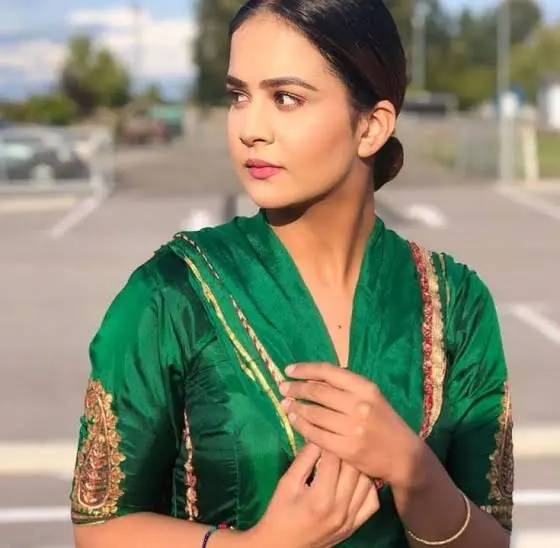 Roopi Gill Biography: Age, Net Worth, Siblings, Parents, Boyfriend, Awards, Music Videos, Height, Films