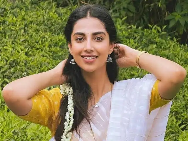 Meenakshi Chaudhary Biography: Age, Net Worth, Siblings, Parents, Boyfriend, Awards, Movies, Height
