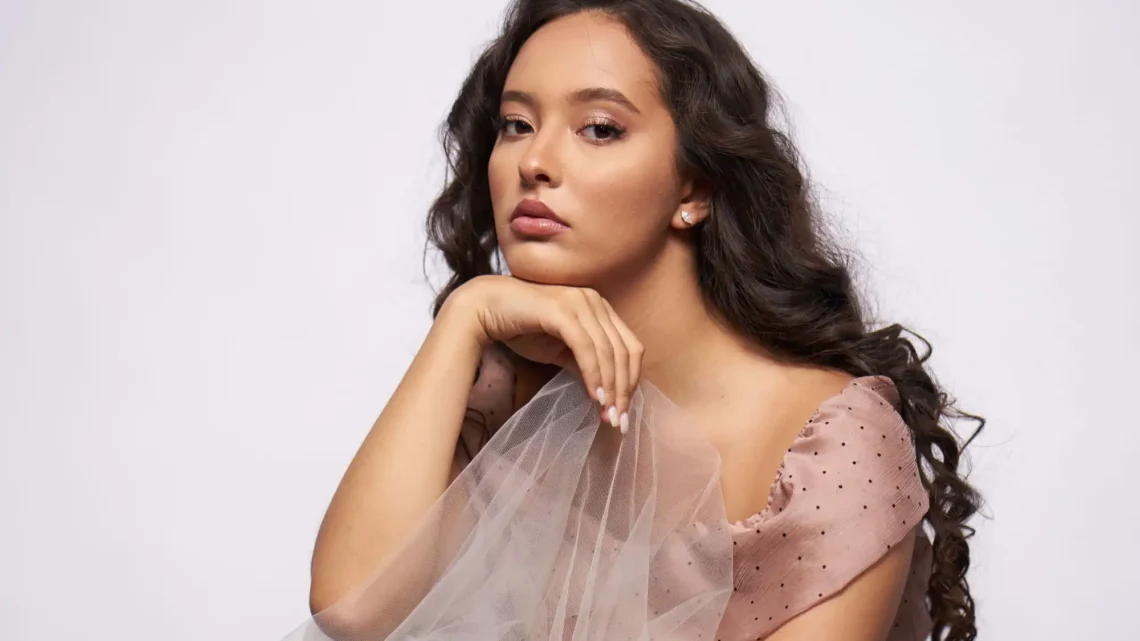 Faouzia Biography: Husband, Age, Net Worth, Siblings, Parents, Height, Songs