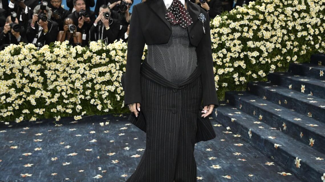 Rihanna’s Third Baby Bump Stunt Hijacks Met Gala Red Carpet Rihanna’s Third Baby Bump Stunt Hijacks Met Gala Red Carpet