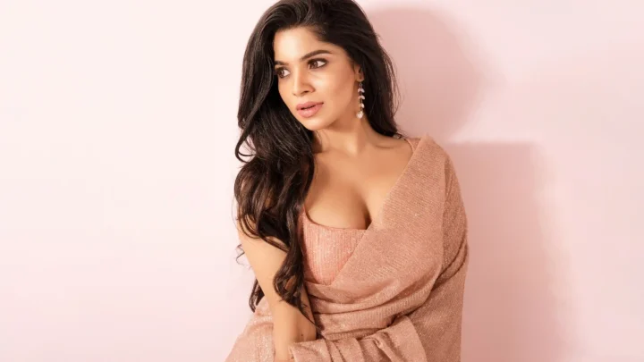 Divyabharathi Biography: Age, Movies, Wikipedia, Parents, Height, Instagram, Net Worth, Awards