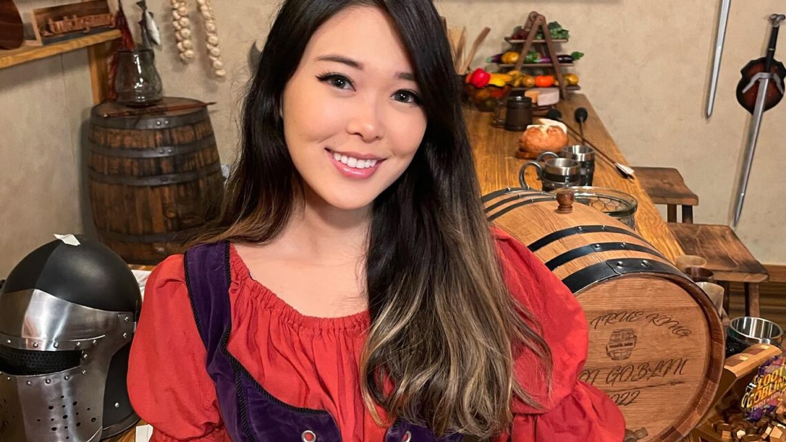 ExtraEmily Biography: Height, Ethnicity, Age, Net Worth, Siblings, Parents, Awards ExtraEmily Biography: Height, Ethnicity, Age, Net Worth, Siblings, Parents, Awards