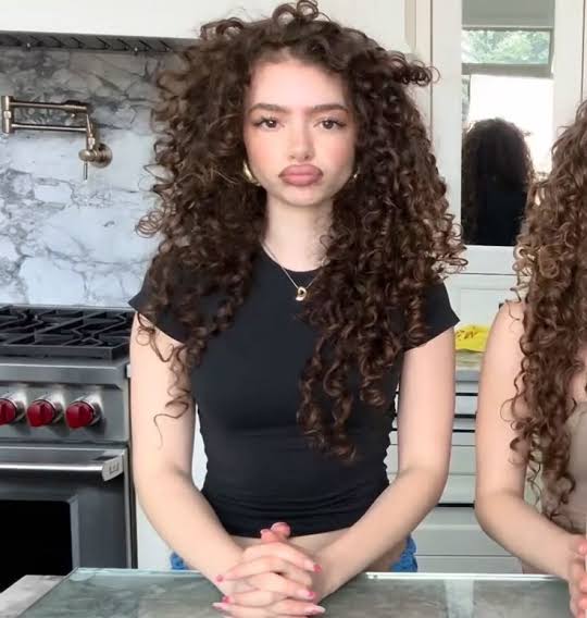 Demitra Kalogeras Biography: Parents, Nationality, Age, Full Name, Net Worth, Instagram Demitra Kalogeras Biography: Parents, Nationality, Age, Full Name, Net Worth, Instagram