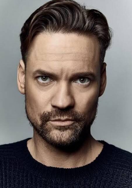 Shane West Biography: Height, Ethnicity, Age, Net Worth, Siblings, Parents, Songs, Films, Children, Wife, Awards Shane West Biography: Height, Ethnicity, Age, Net Worth, Siblings, Parents, Songs, Films, Children, Wife, Awards