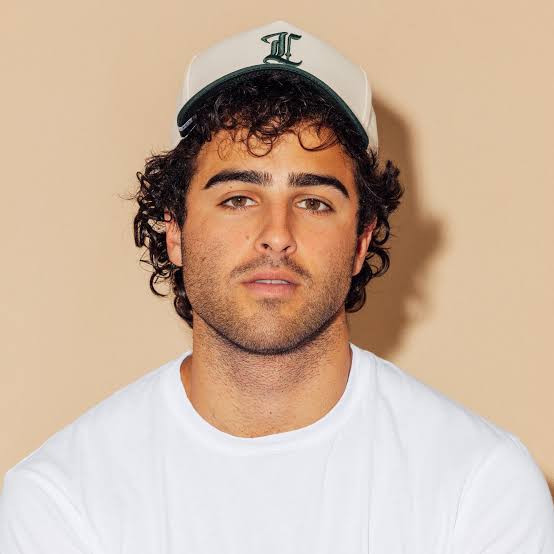 Nick Nayersina Biography: Spouse, Parents, Age, Net Worth, YouTube, IG Nick Nayersina Biography: Spouse, Parents, Age, Net Worth, YouTube, IG