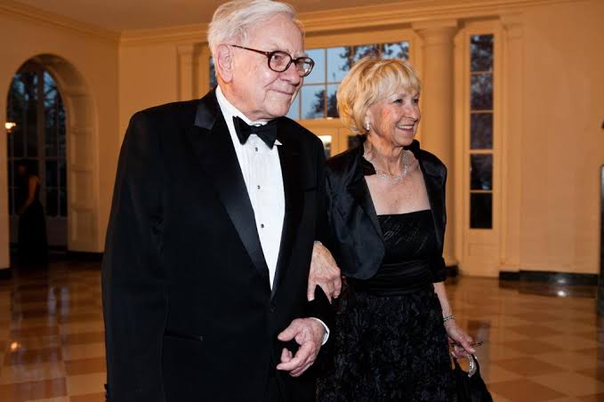 Warren Buffett’s Wife Astrid Menks Biography: Age, Net Worth, Siblings, Parents, Height, Ethnicity, Step Children, Husband Warren Buffett’s Wife Astrid Menks Biography: Age, Net Worth, Siblings, Parents, Height, Ethnicity, Step Children, Husband