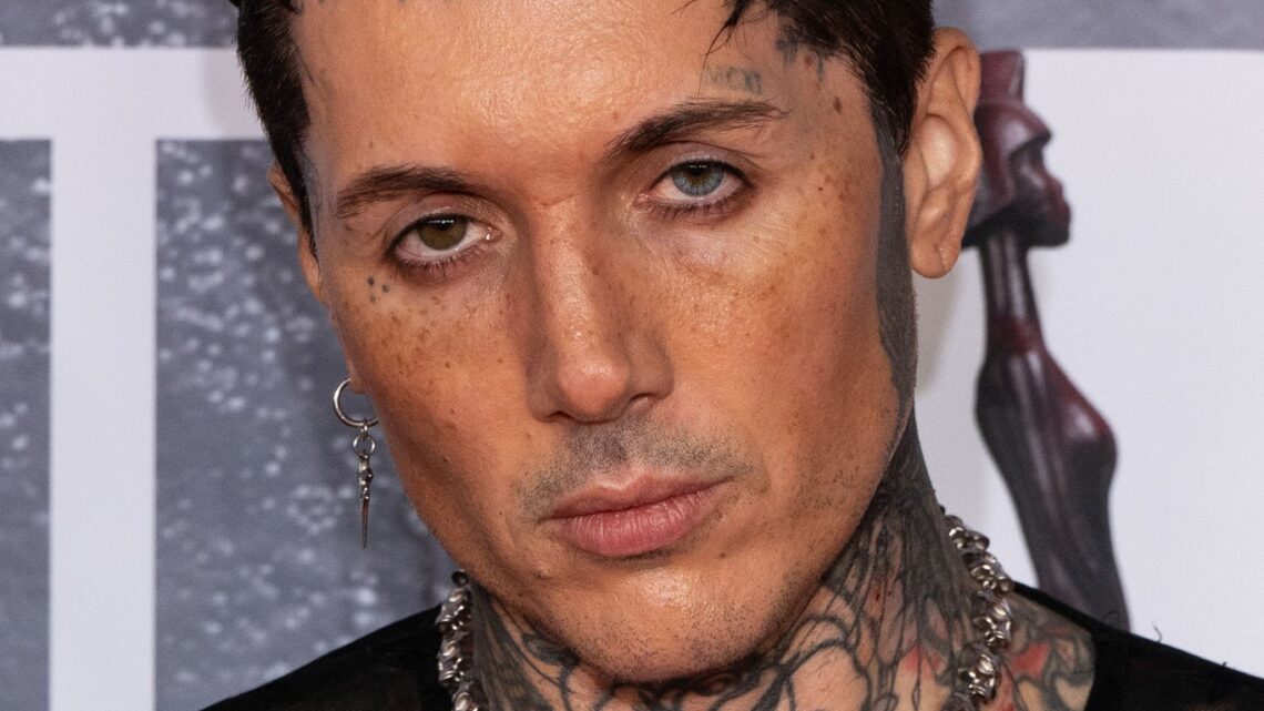 Oli Sykes Bio: Parents, Siblings, Age, Net Worth, Height, Ethnicity, Child, Ex-Wife, Songs, Eps, Singles, Studio Albums Oli Sykes Bio: Parents, Siblings, Age, Net Worth, Height, Ethnicity, Child, Ex-Wife, Songs, Eps, Singles, Studio Albums
