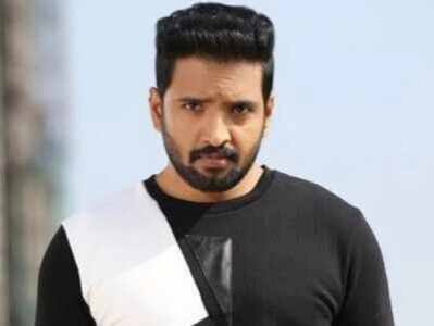 Santhanam (Actor) Biography: Movies, TV Shows, Instagram, Net Worth, Age, Full Name, Wife, Children, Parents