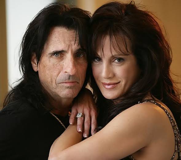 Alice Cooper’s sister, Nicola Crandall Biography: Sister, Banking, Age, Net Worth, Parents, Career, Family Alice Cooper’s sister, Nicola Crandall Biography: Sister, Banking, Age, Net Worth, Parents, Career, Family