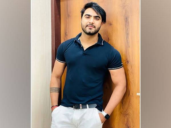 Paras Thakral Biography: Acting, Age, Net Worth, Fitness, YouTube, Wife, Children, Height, Career Paras Thakral Biography: Acting, Age, Net Worth, Fitness, YouTube, Wife, Children, Height, Career