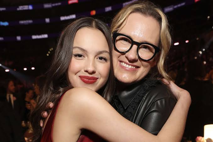 Olivia Rodrigo’s Mother, Jennifer Rodrigo Biography: Husband, Age, Career, Net Worth, Height, Education Olivia Rodrigo’s Mother, Jennifer Rodrigo Biography: Husband, Age, Career, Net Worth, Height, Education