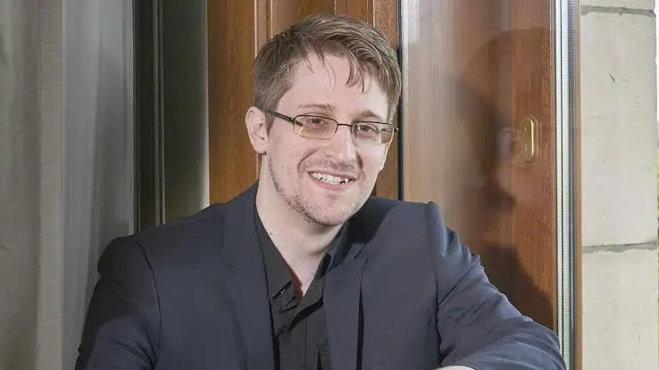 Edward Snowden Biography: Age, Wife, Children, Net Worth, Height, NSA, Exile