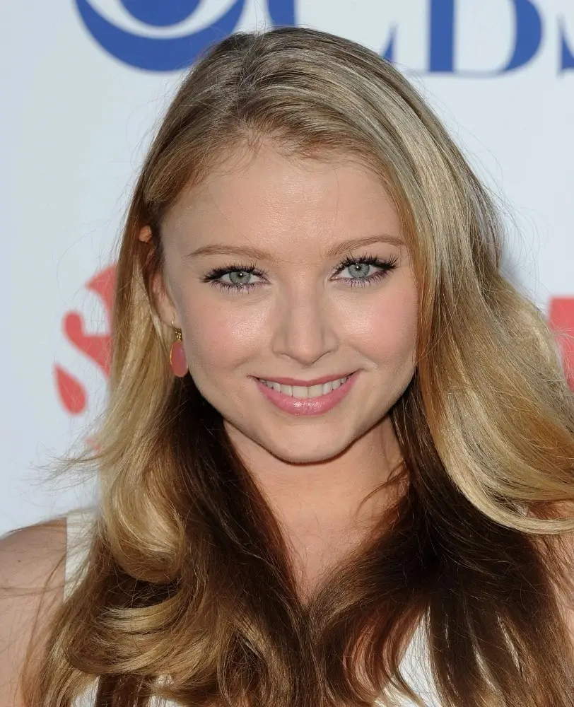 Elisabeth Harnois Biography: Age, Movies & TV Shows, Net Worth, Height, Parents, Boyfriend, Career