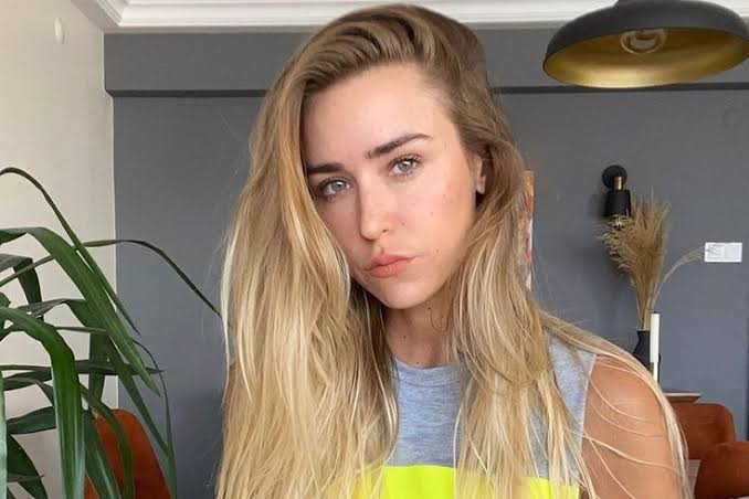Gözde Tezer Biography: Husband, Age, Net Worth, YouTube, Height, Career, Education Gözde Tezer Biography: Husband, Age, Net Worth, YouTube, Height, Career, Education