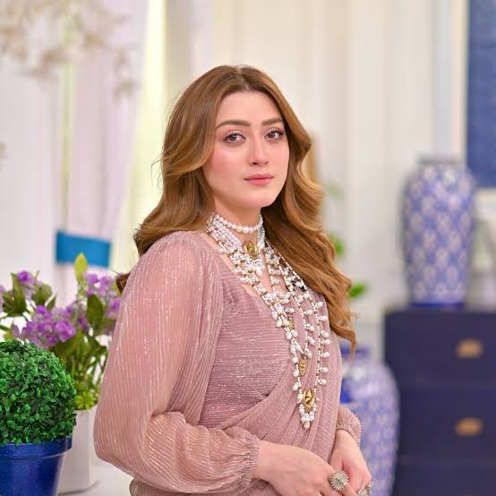 Momina Iqbal Biography: Age, Husband, Net Worth, Movies & TV Shows, Height, Parents, Siblings Momina Iqbal Biography: Age, Husband, Net Worth, Movies & TV Shows, Height, Parents, Siblings