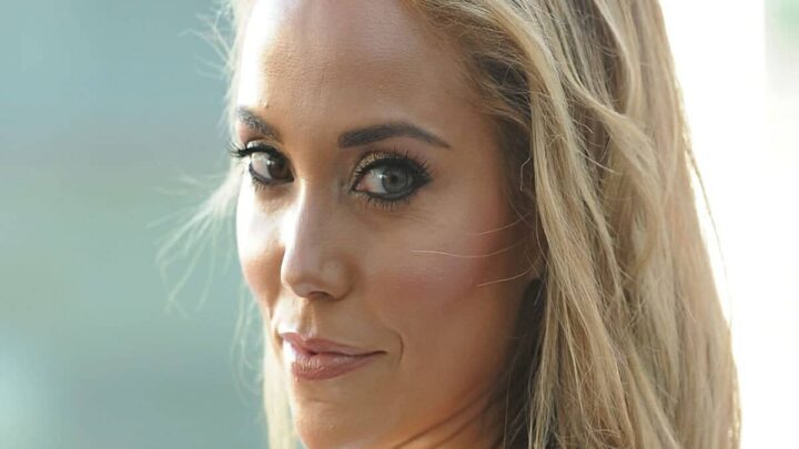 Elizabeth Berkley Biography: Height, Ethnicity, Age, Net Worth, Siblings, Parents, Books, Movies, Awards, Husband, Child