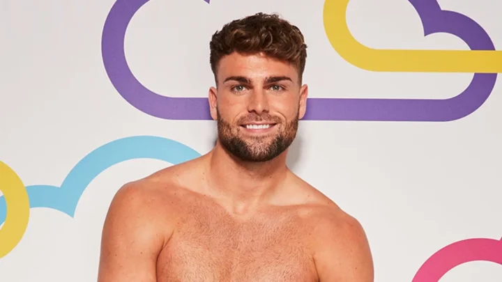 Tom Clare Biography: Age, Net Worth, Siblings, Parents, Height, Ethnicity, TV Show, Football Team, Girlfriend