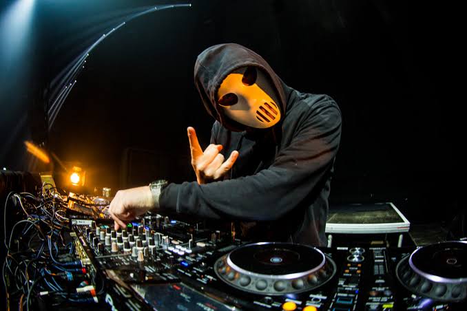 Angerfist Biography: Age, Parents, Height, Ethnicity, Net Worth, Siblings, Music, Child Angerfist Biography: Age, Parents, Height, Ethnicity, Net Worth, Siblings, Music, Child