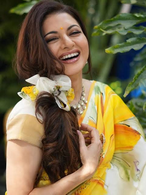 Bhagyashree Biography: Height, Ethnicity, Age, Net Worth, Siblings, Parents, Films, Awards Bhagyashree Biography: Height, Ethnicity, Age, Net Worth, Siblings, Parents, Films, Awards