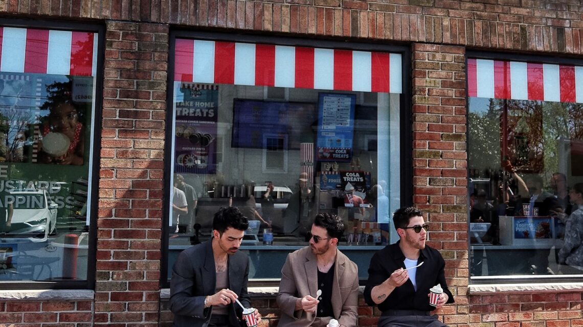 Jonas Brothers Biography: Siblings, Parents, Height, Ethnicity, Age, Net Worth, Wives, Children, Songs, Album, Real Names Jonas Brothers Biography: Siblings, Parents, Height, Ethnicity, Age, Net Worth, Wives, Children, Songs, Album, Real Names
