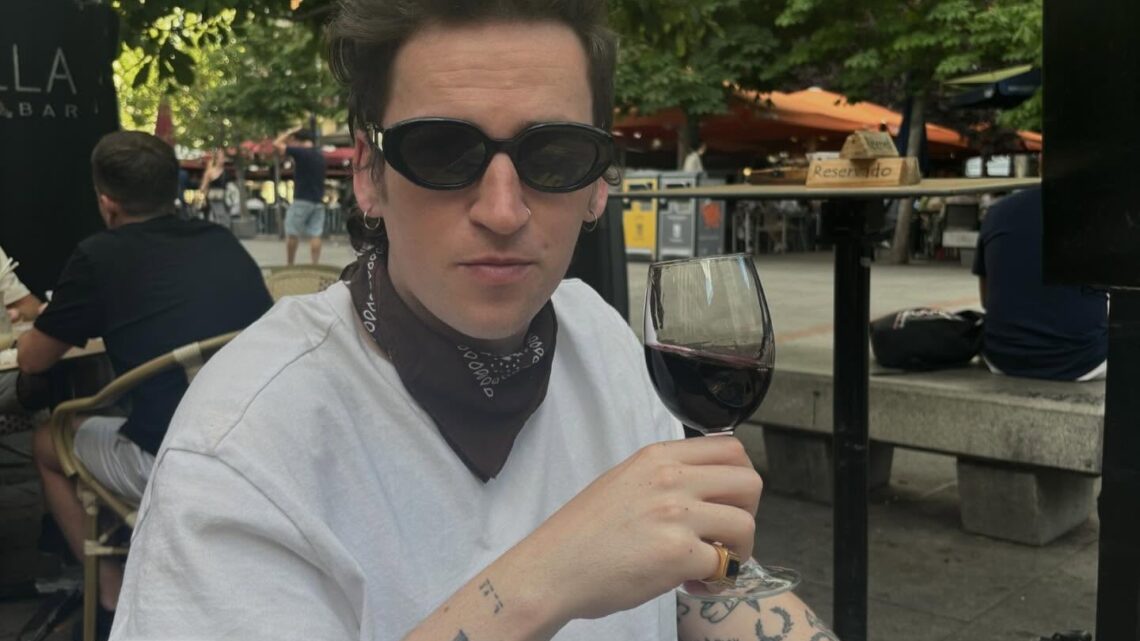 Ryan Hennessy Biography: Age, Net Worth, Siblings, Parents, Height, Ethnicity, Awards, Songs, Books Ryan Hennessy Biography: Age, Net Worth, Siblings, Parents, Height, Ethnicity, Awards, Songs, Books