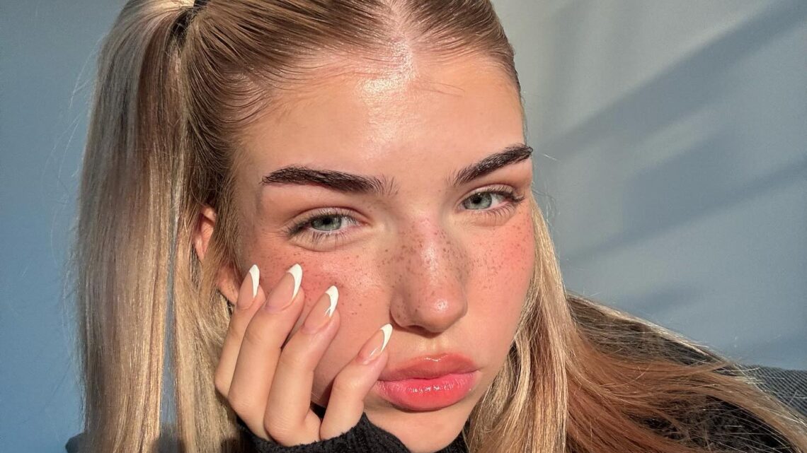 Fibii Biography: YouTube, Boyfriend, Net Worth, Siblings, Age, Parents, Height, Ethnicity Fibii Biography: YouTube, Boyfriend, Net Worth, Siblings, Age, Parents, Height, Ethnicity