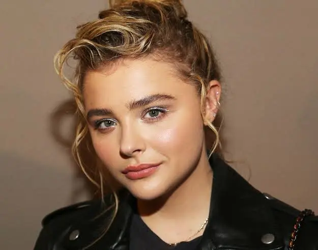 Chloë Grace Moretz Biography: Girlfriend, Age, Height, Net Worth, Movies & TV Shows, Parents, Awards Chloë Grace Moretz Biography: Girlfriend, Age, Height, Net Worth, Movies & TV Shows, Parents, Awards