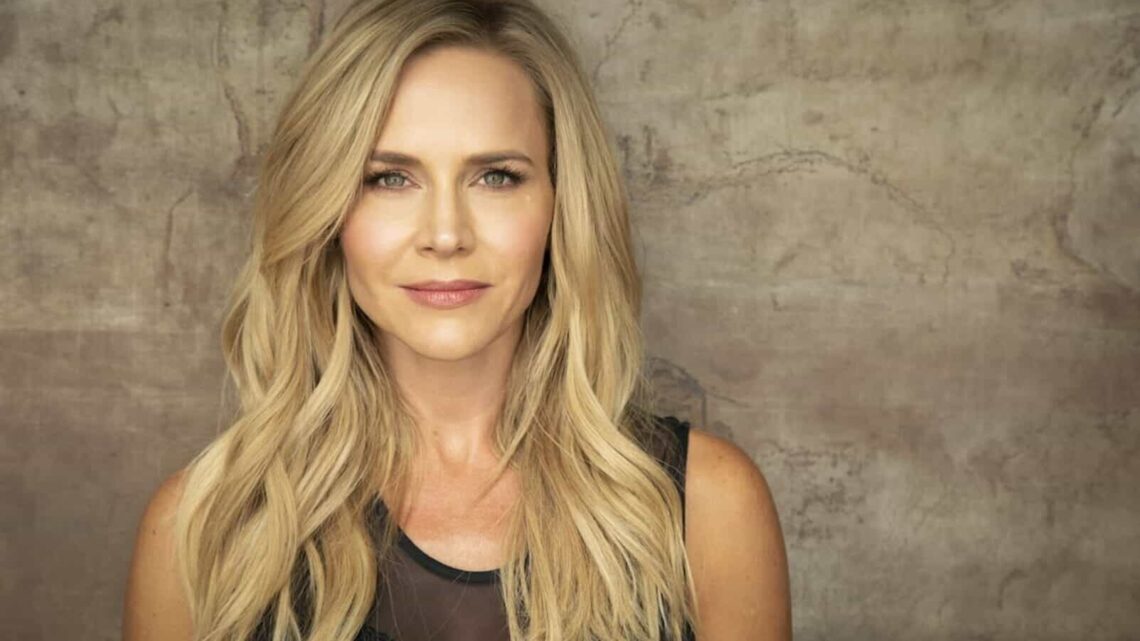 Julie Benz Biography: Husband, Age, Movies, Net Worth, Height, Parents, Awards, TV Shows