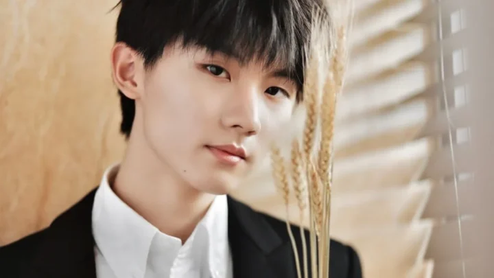 Jiaqi Ma (马嘉祺) Biography: Pictures, Age, Net Worth, Songs, Films, Twin Brother, Birthday, Family