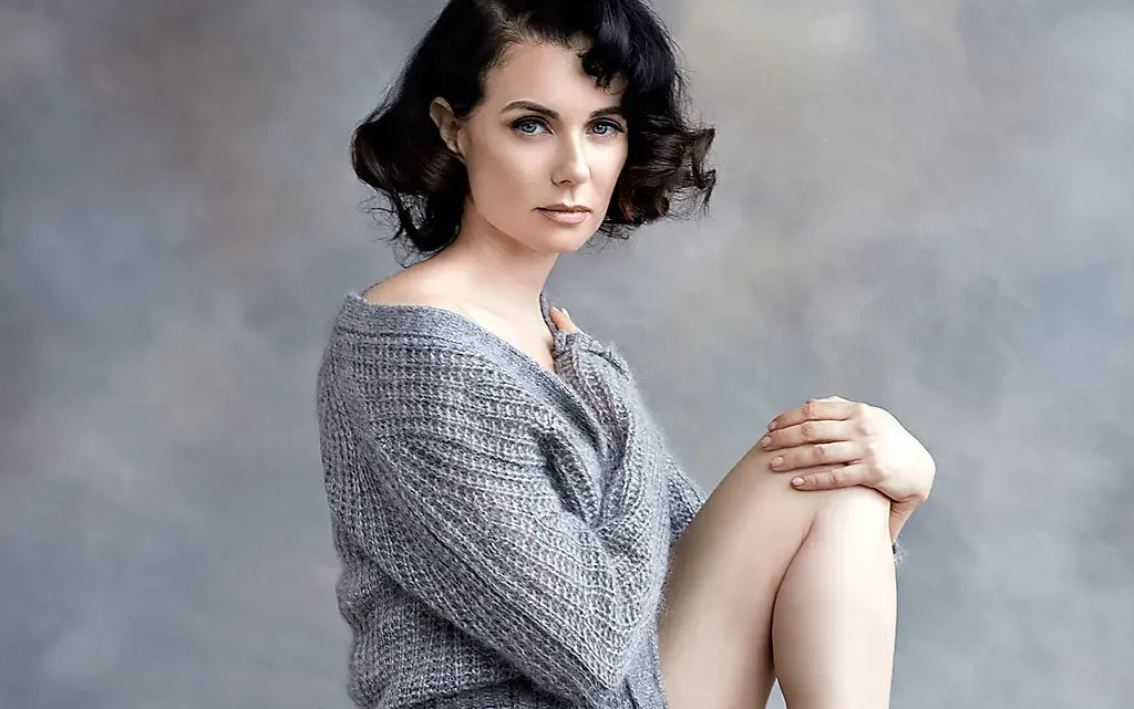 Mia Kirshner Biography: Books, Partner, Movies, Height, Ethnicity, Age, Net Worth, Siblings, Parents