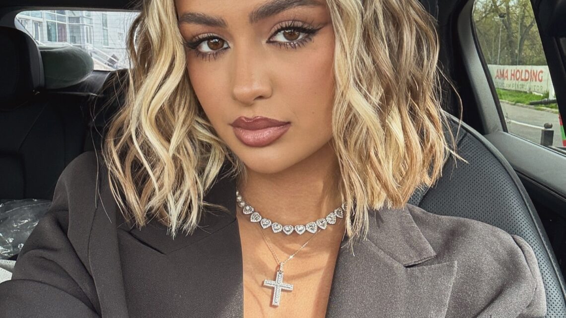 Iuliana Beregoi Biography: Sister, Height, Ethnicity, Age, Net Worth, Songs, Parents, Awards, TV Show Iuliana Beregoi Biography: Sister, Height, Ethnicity, Age, Net Worth, Songs, Parents, Awards, TV Show