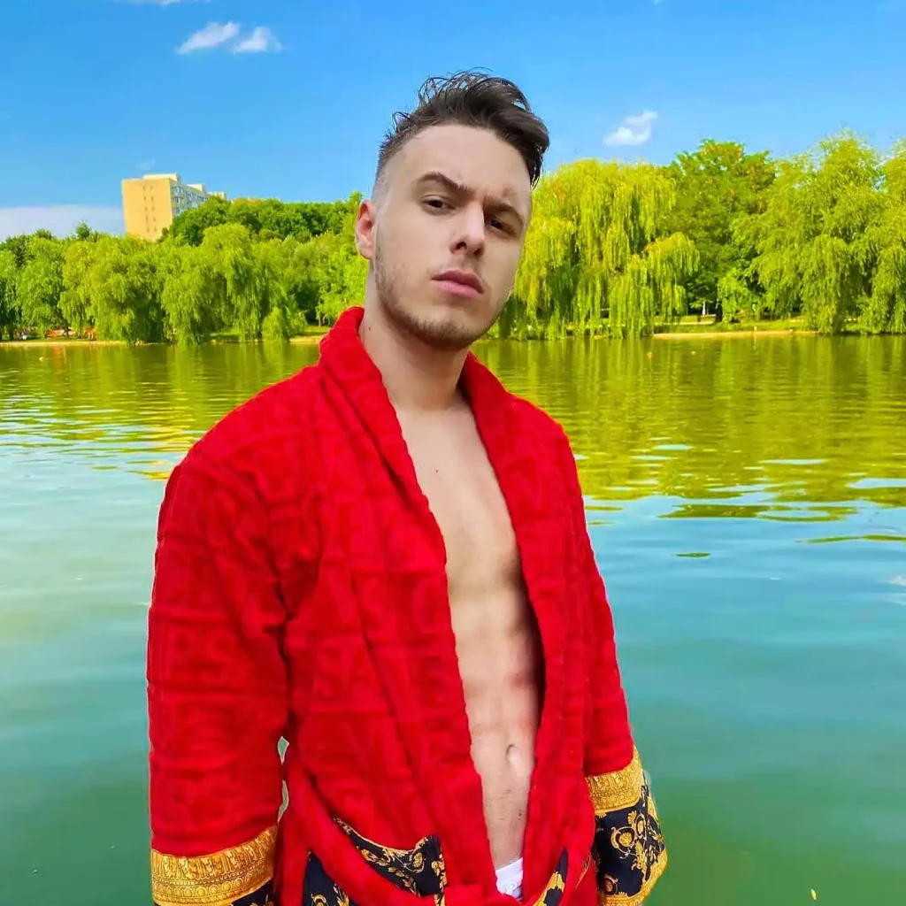 Mitzuu Biography: Girlfriend, YouTube, Ethnicity, Age, Net Worth, Siblings, Parents
