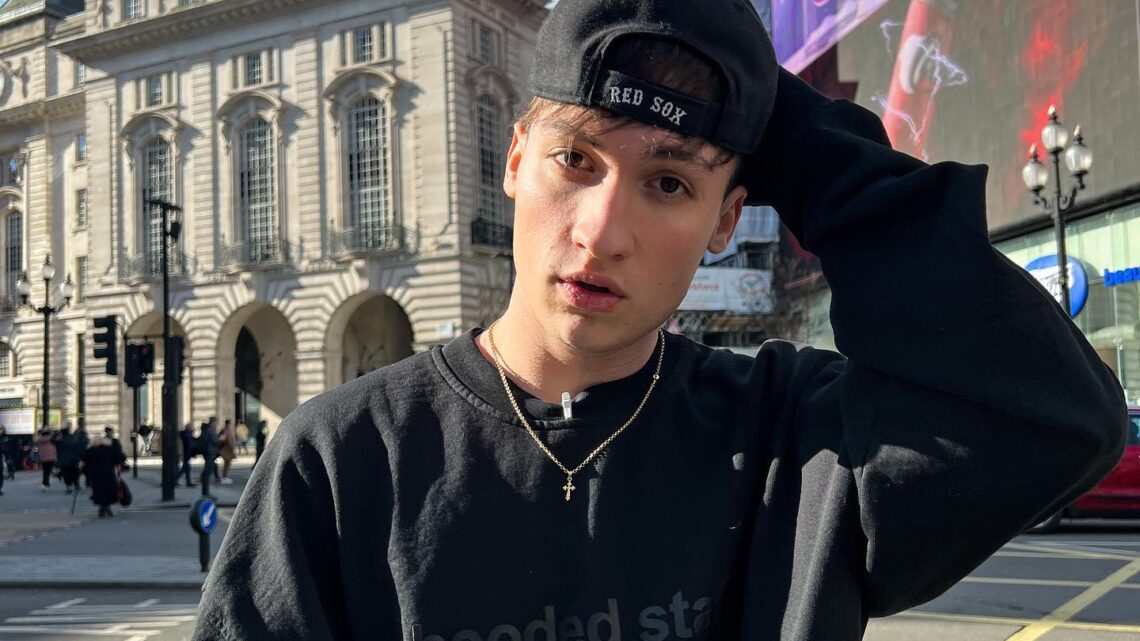 Vlad Munteanu Biography: Brother, Height, Ethnicity, Age, Net Worth, Siblings, Parents, YouTube Vlad Munteanu Biography: Brother, Height, Ethnicity, Age, Net Worth, Siblings, Parents, YouTube
