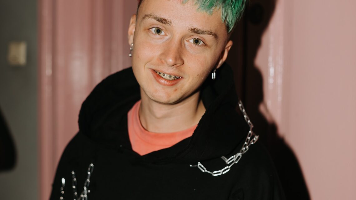 Qry Biography: Age, Films, Net Worth, Height, Album, Girlfriend, Parents, Siblings, Instagram Qry Biography: Age, Films, Net Worth, Height, Album, Girlfriend, Parents, Siblings, Instagram