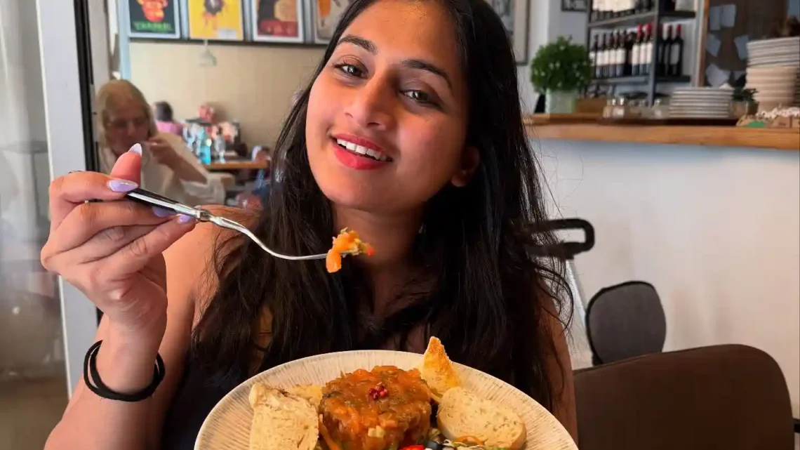 Sheshadrie Priyasad Biography: Awards, Child, Height, Ethnicity, Age, Net Worth, Siblings, Parents, Movies, Husband Sheshadrie Priyasad Biography: Awards, Child, Height, Ethnicity, Age, Net Worth, Siblings, Parents, Movies, Husband