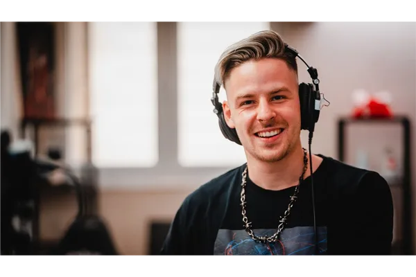 Rewinside Biography: Age, Girlfriend, Net Worth, YouTube, Real Name, Twitch, Music, Height