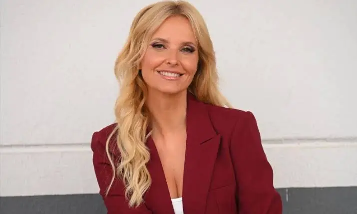 Cristina Ferreira Biography: Age, Husband, Height, Net Worth, Son, Parents, TV Shows, Instagram Cristina Ferreira Biography: Age, Husband, Height, Net Worth, Son, Parents, TV Shows, Instagram