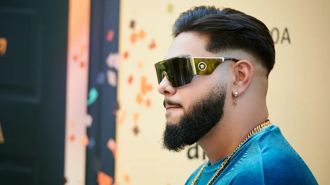 Daviles De Novelda Biography: Spouse, Age, Net Worth, Siblings, Parents, Height, Songs, YouTube