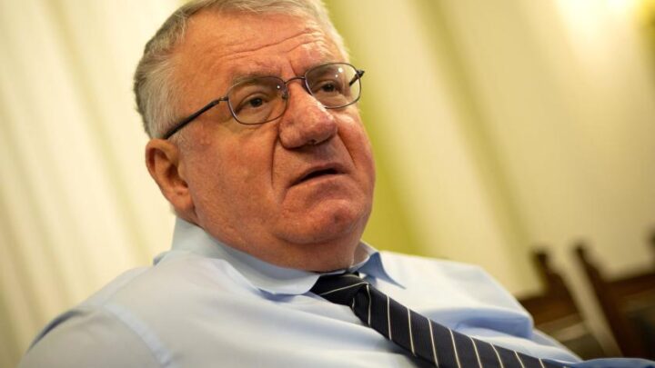 Vojislav Šešelj Biography: Birthday, Ethnicity, Age, Net Worth, Siblings, Family, Political Party, Wife, Children, Awards