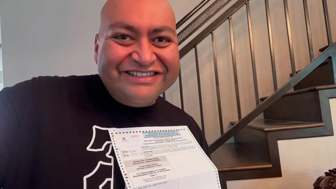 Daniel Hernández Jr. Biography: Height, Girlfriend, Political Party, Awards, Ethnicity, Age, Net Worth, Siblings, Parents Daniel Hernández Jr. Biography: Height, Girlfriend, Political Party, Awards, Ethnicity, Age, Net Worth, Siblings, Parents