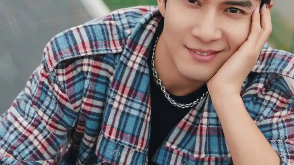 Elvis Han Biography: Height, Ethnicity, Age, Net Worth, Siblings, Parents, Movies, Awards, Girlfriend Elvis Han Biography: Height, Ethnicity, Age, Net Worth, Siblings, Parents, Movies, Awards, Girlfriend