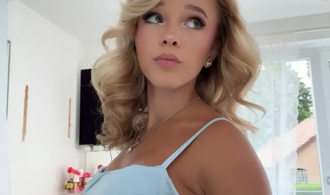 Emma Kok Biography: Music, Pictures, Birthday, Awards, Boyfriend, Age, Net Worth, Siblings, Parents Emma Kok Biography: Music, Pictures, Birthday, Awards, Boyfriend, Age, Net Worth, Siblings, Parents