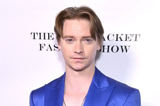 Calum Worthy Biography: Age, Height, Net Worth, Parents, Wife, Kids, TV Shows, Movies