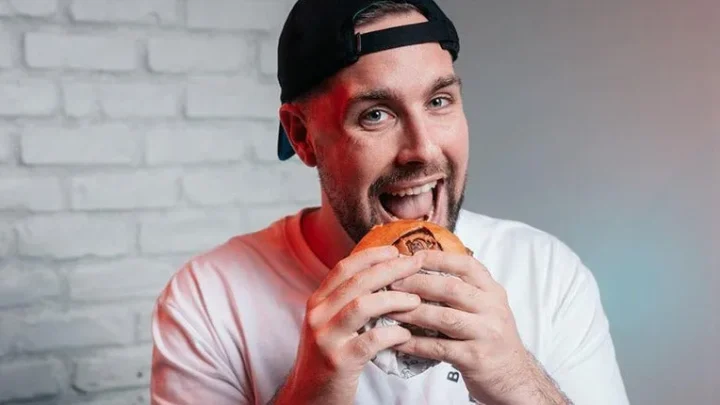 Valouzz Biography: Height, Spouse, Age, Net Worth, Siblings, Parents, YouTube, Nationality