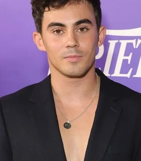 Tyler Alvarez Biography: Age, Net Worth, Movies, TV Shows, Height, Parents, Siblings, Girlfriend Tyler Alvarez Biography: Age, Net Worth, Movies, TV Shows, Height, Parents, Siblings, Girlfriend