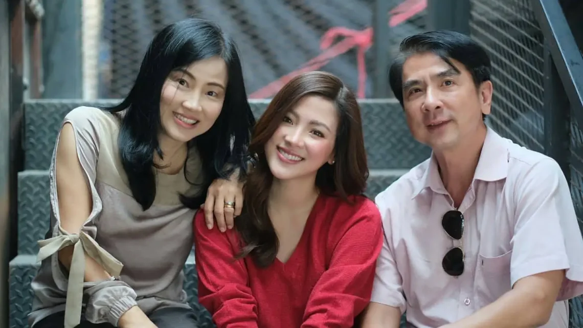 Meet Pimchanok Luevisadpaibul’s Parents: Wilaiwan Luevisadpaibul and Nipon Luevisadpaibul Meet Pimchanok Luevisadpaibul’s Parents: Wilaiwan Luevisadpaibul and Nipon Luevisadpaibul