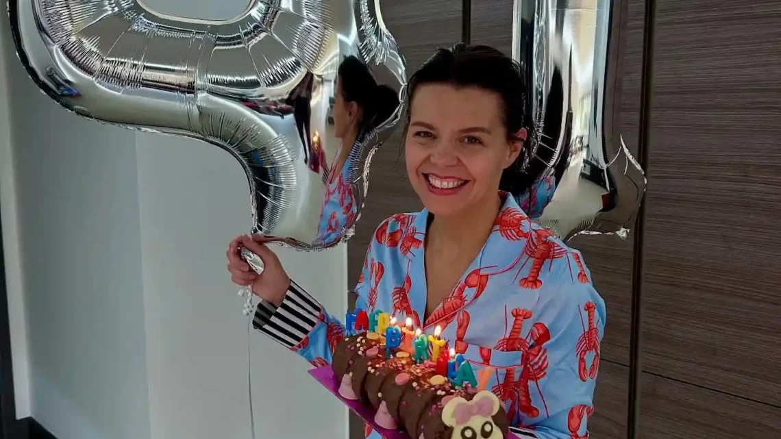 LadBabyMum Biography: Vlogs, YouTube, Kids, Husband, Net Worth, Age, Parents, Height, Ethnicity, Siblings, Books LadBabyMum Biography: Vlogs, YouTube, Kids, Husband, Net Worth, Age, Parents, Height, Ethnicity, Siblings, Books